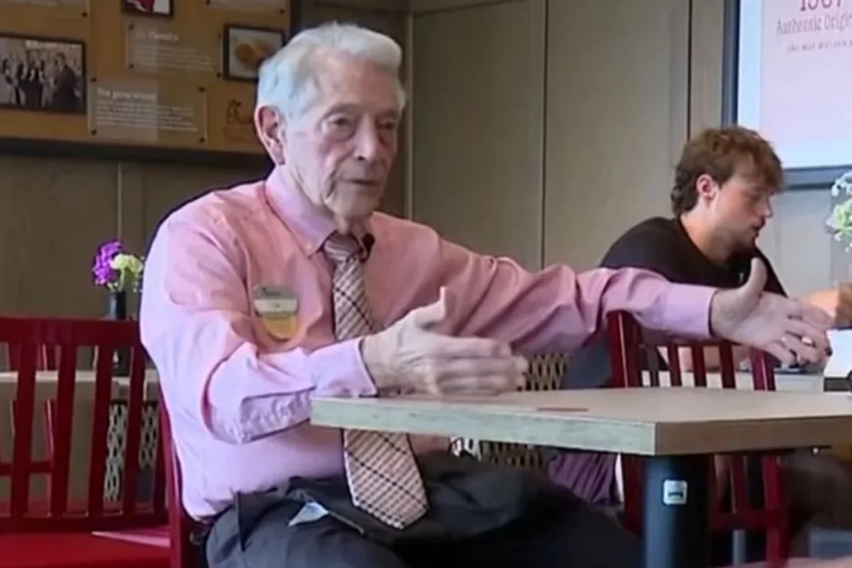 Idoso de 92 anos trabalha em fast-food e traz alegria aos clientes