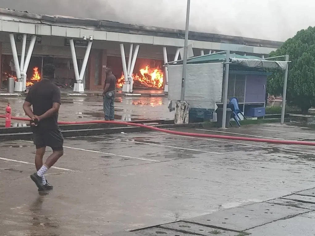 Fire Engulfs Popular SPAR Shopping Outlet in Calabar as Thick Smoke Billows Across City