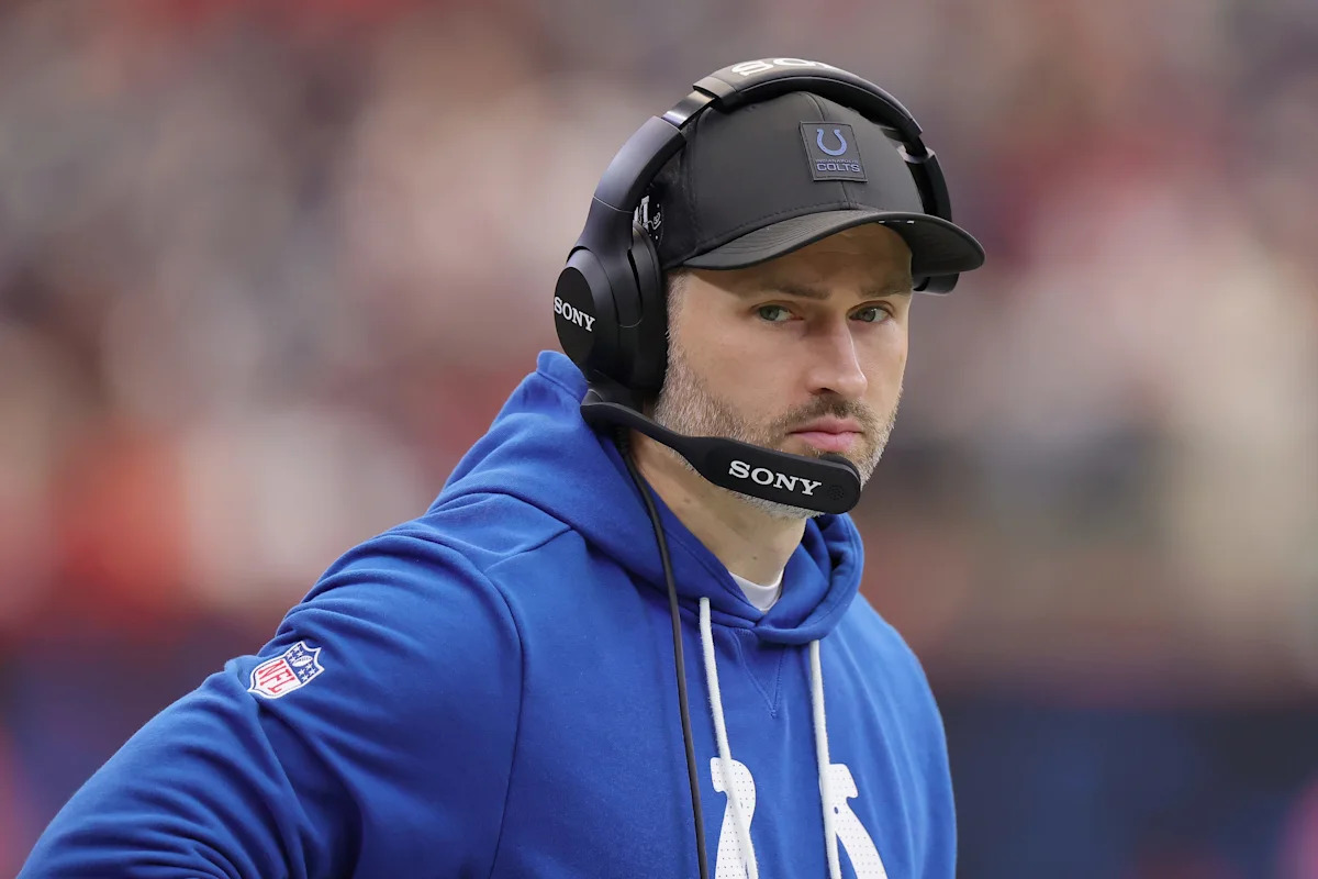 Colts Special Teams Coach Brian Mason Suffers Apparent Knee Injury vs. Patriots