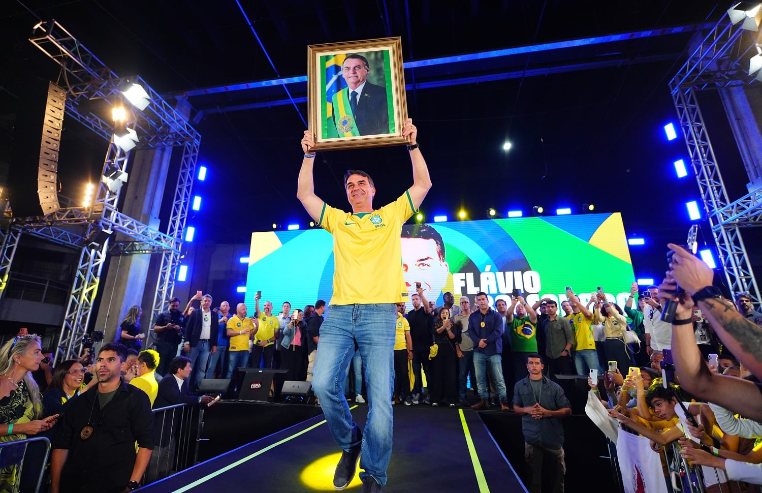 Flávio Bolsonaro planeja novas regras para armação comum