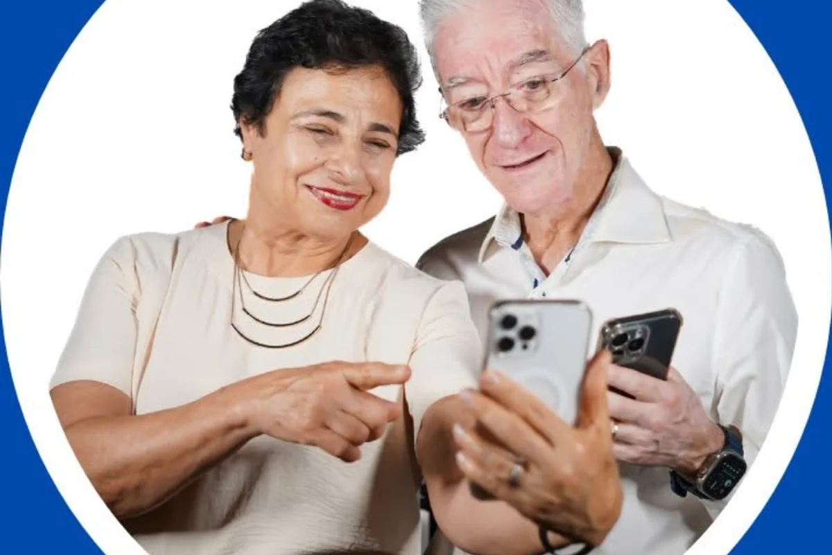 Casal de 70 anos em BH cria perfil de sucesso para ensinar idosos a usar celular e evitar golpes