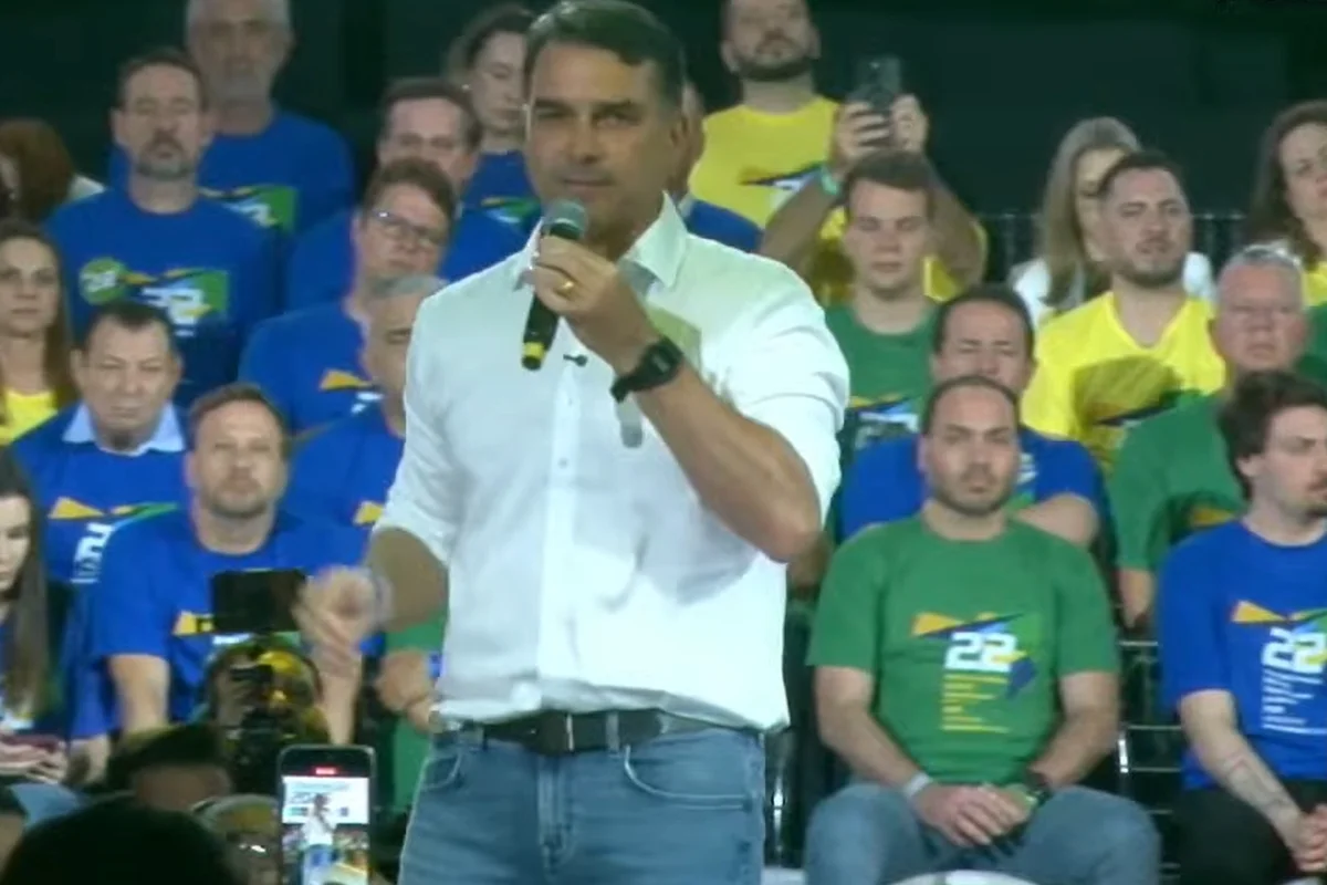 UFRJ nega pós e Flávio Bolsonaro publica diplomas para detalhar formação