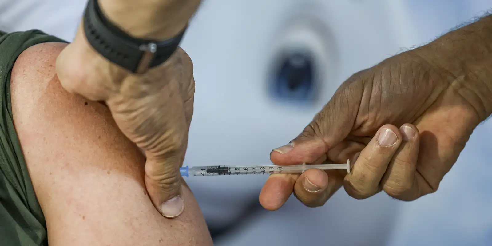 Dia D da vacinação: crianças têm caderneta atualizada e alerta contra sarampo é reforçado