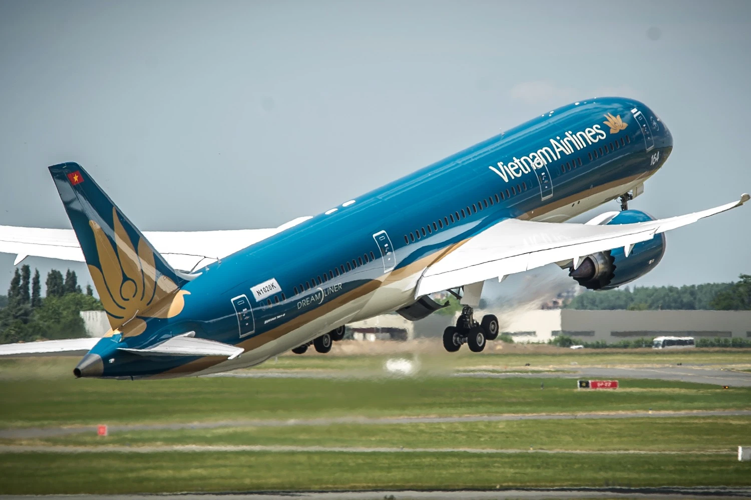 Boeing 787 da Vietnam Airlines sofre danos em decolagem de Munique e causa fechamento de pista