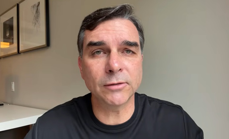 Flávio Bolsonaro nega ter recebido recursos de empresa ligada ao Master