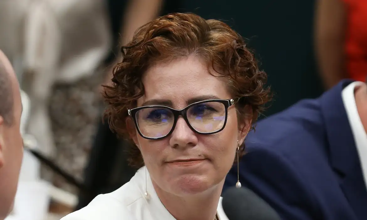 Carla Zambelli pede ao STF autorização para voltar ao Brasil sem risco de prisão