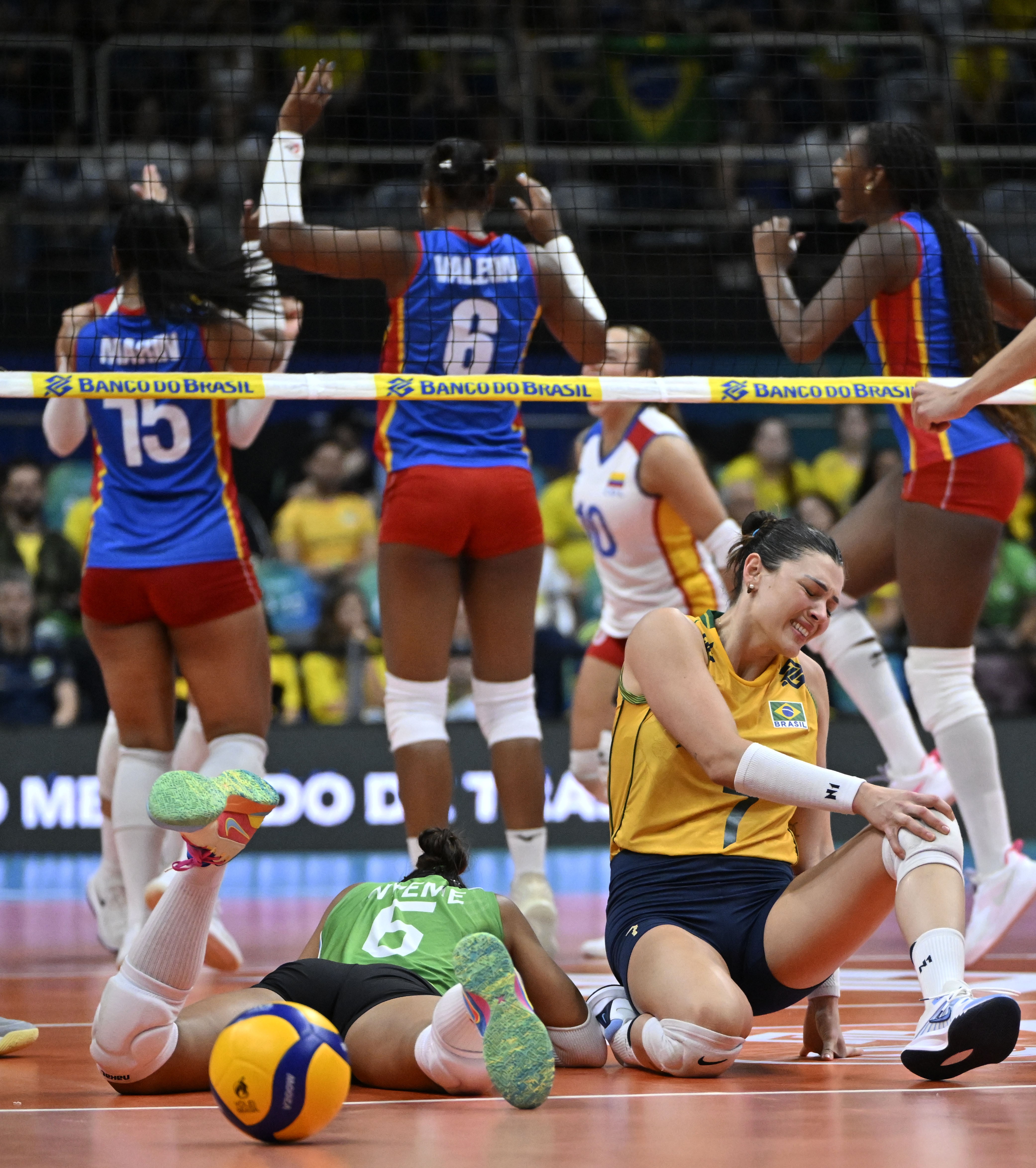 Rosamaria tem lesão no joelho confirmada e desfalca o Brasil no Pré-Olímpico de vôlei