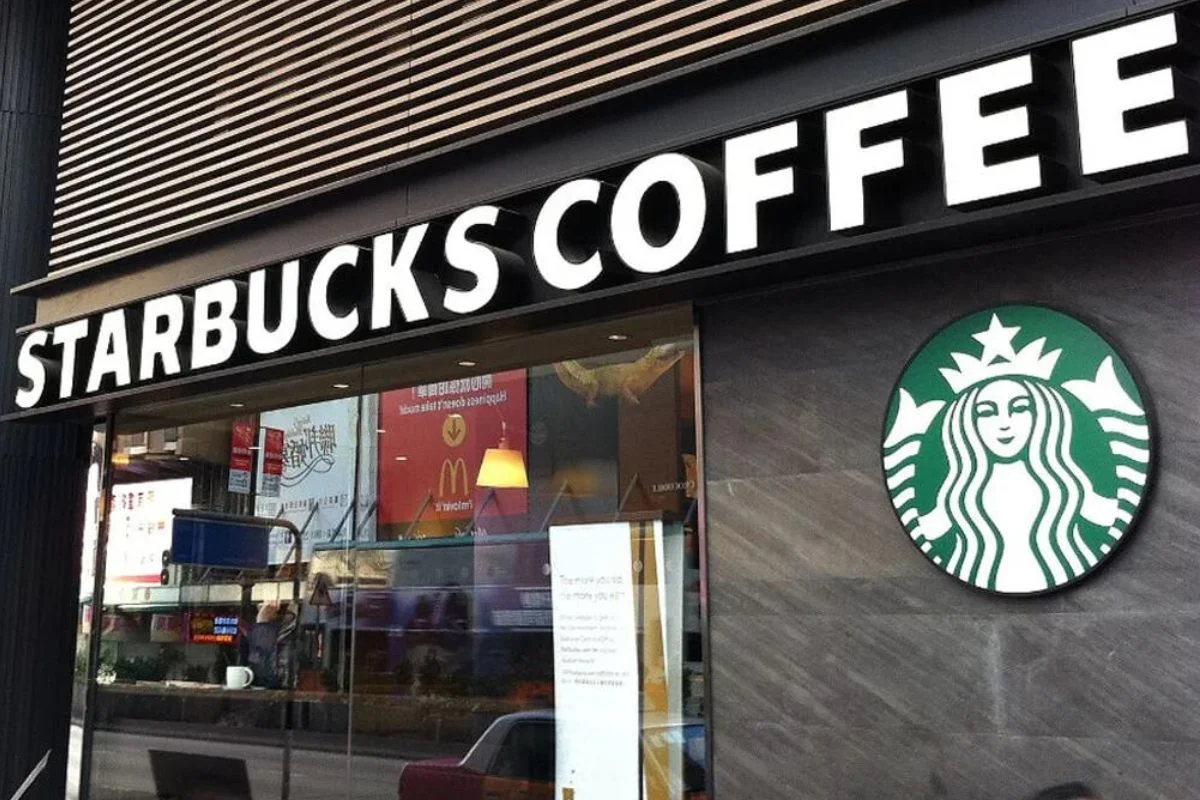 Starbucks é investigada por difamação após anúncio em pleno Dia do Tanque na Coreia