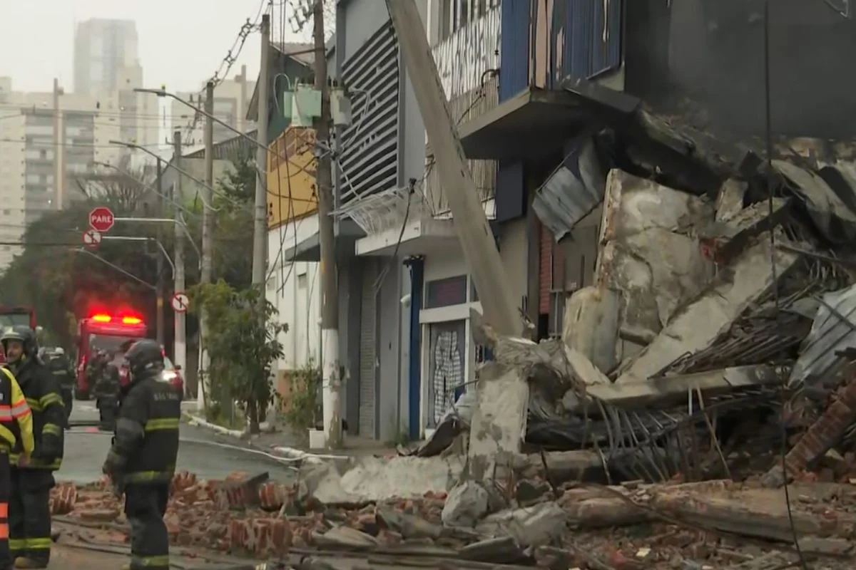 Bombeiros Combater Incêndios Nos Bairros da Mooca e Cambuci