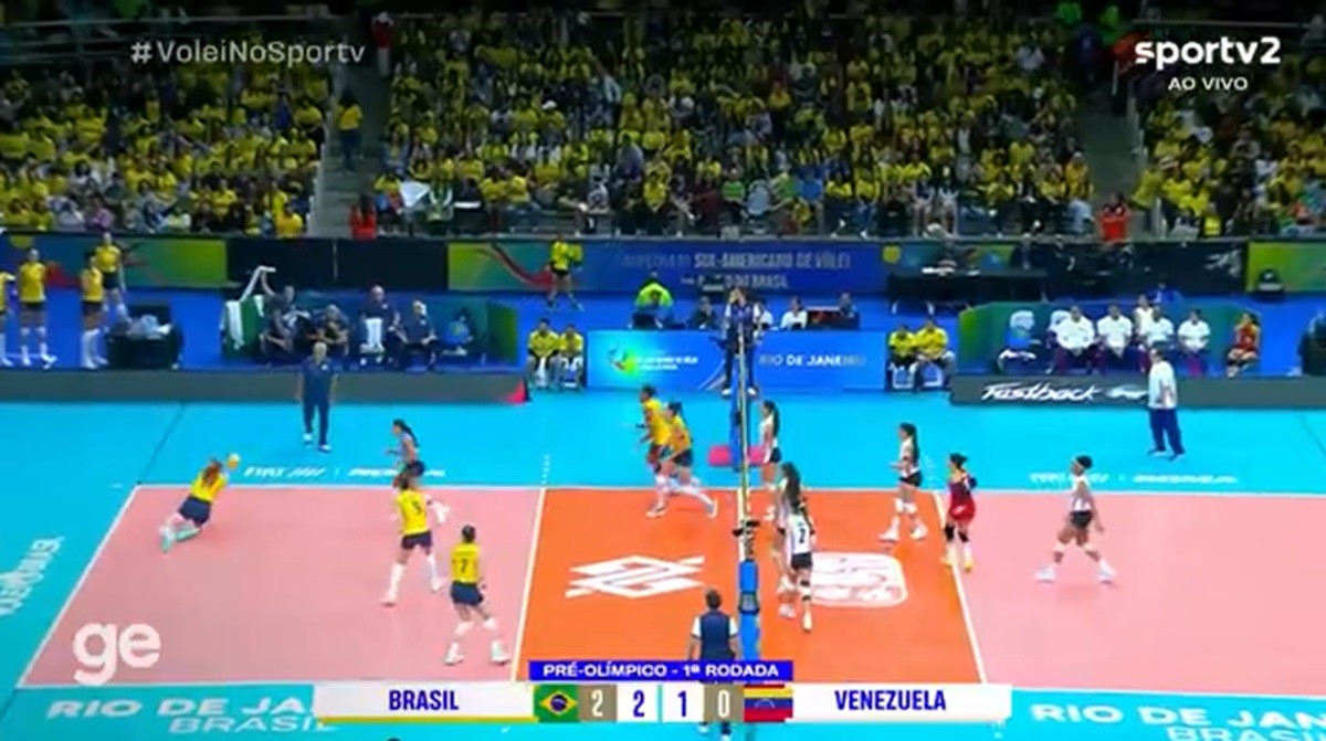 Julia Bergmann marca ponto inusitado de defesa na vitória do Brasil no Pré-Olímpico Feminino de vôlei