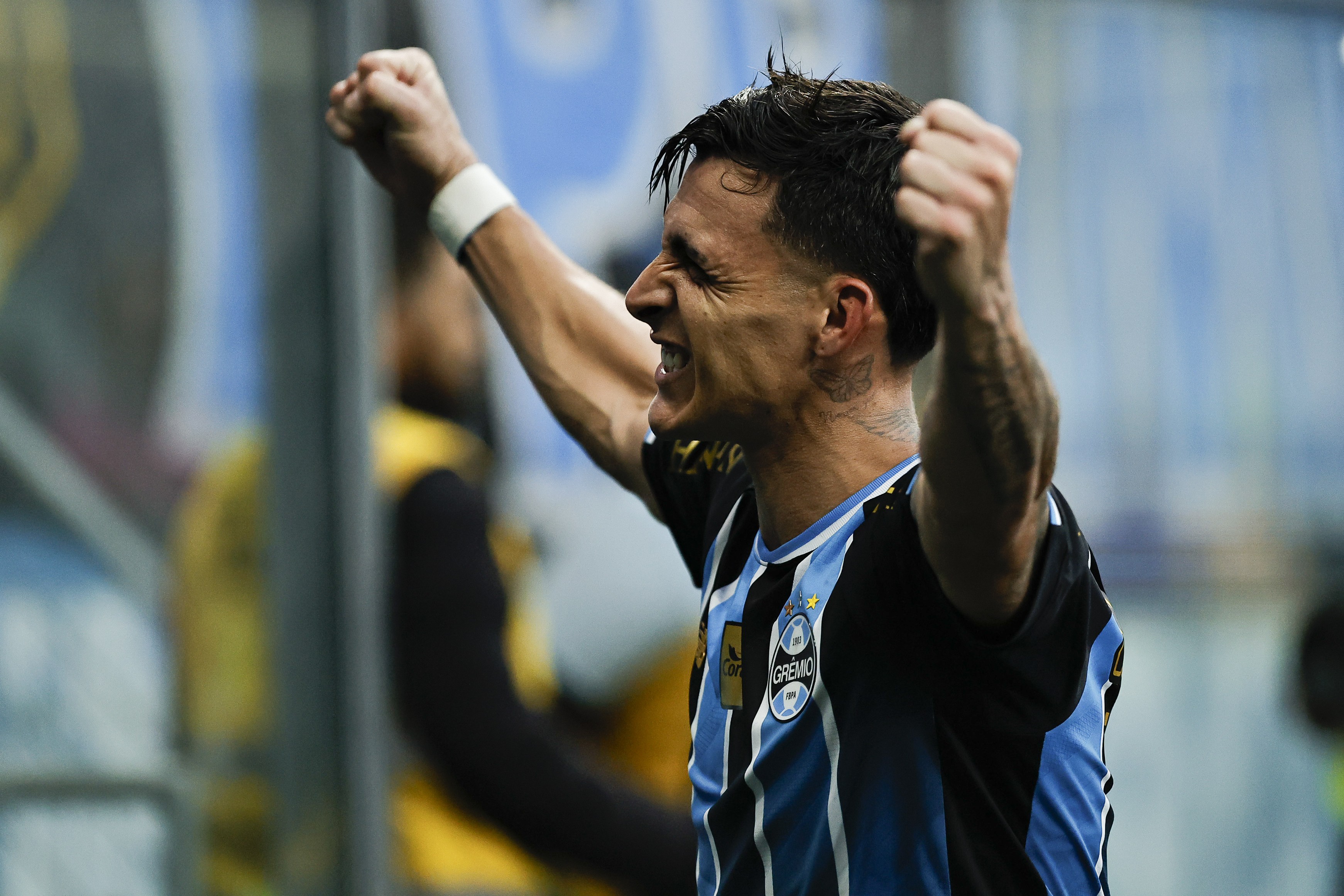 Pavón em Cena: Grêmio Vence São Paulo e Se Recupera na Bola de Falta