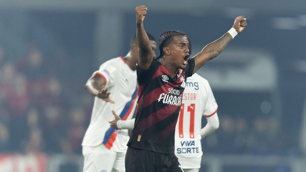 Athletico-PR vence Bahia com pênalti perdido no fim e encerra série invicta