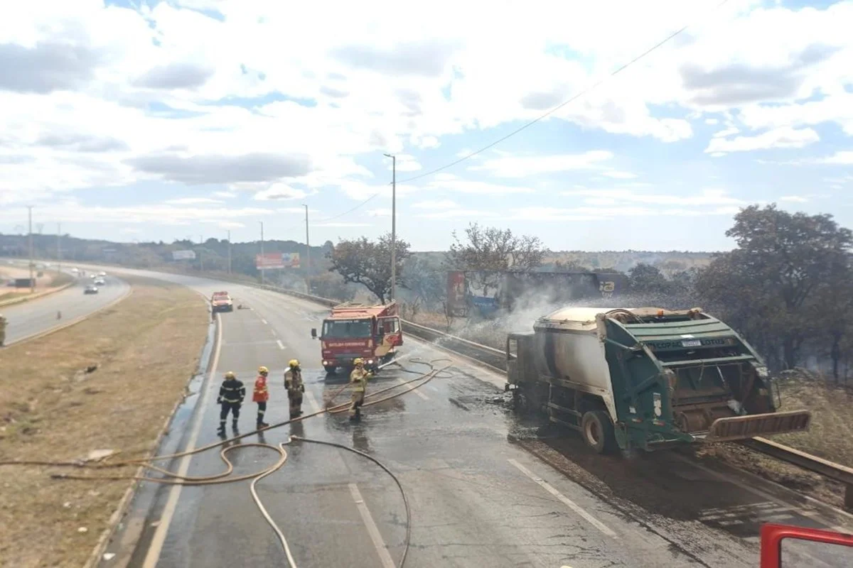 BR-070 interditada após incêndio em caminhão de lixo