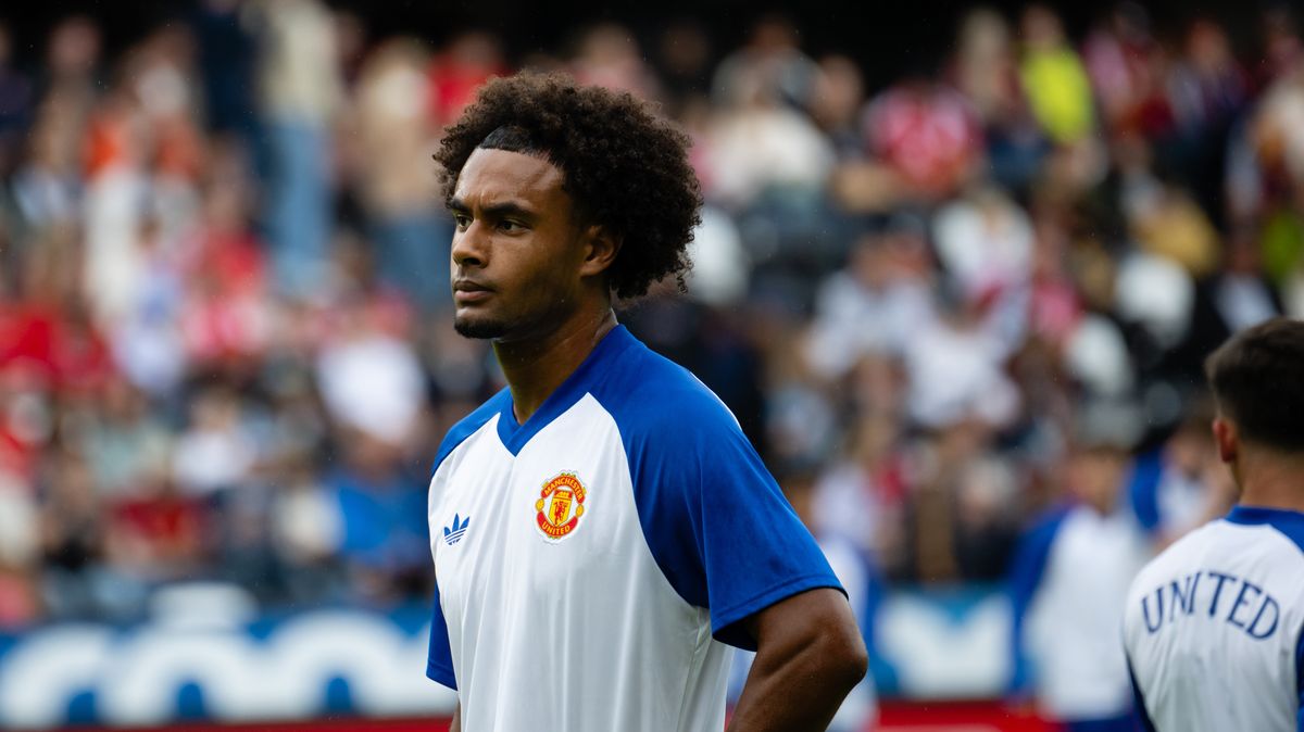 Man Utd Eye Vlahovic and Watkins as Zirkzee Near Exit
