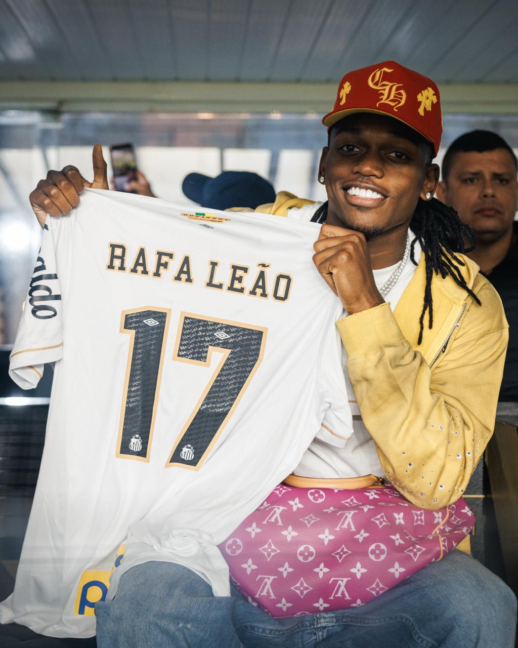 Rafael Leão visita Santos e elogia Neymar na Vila Belmiro