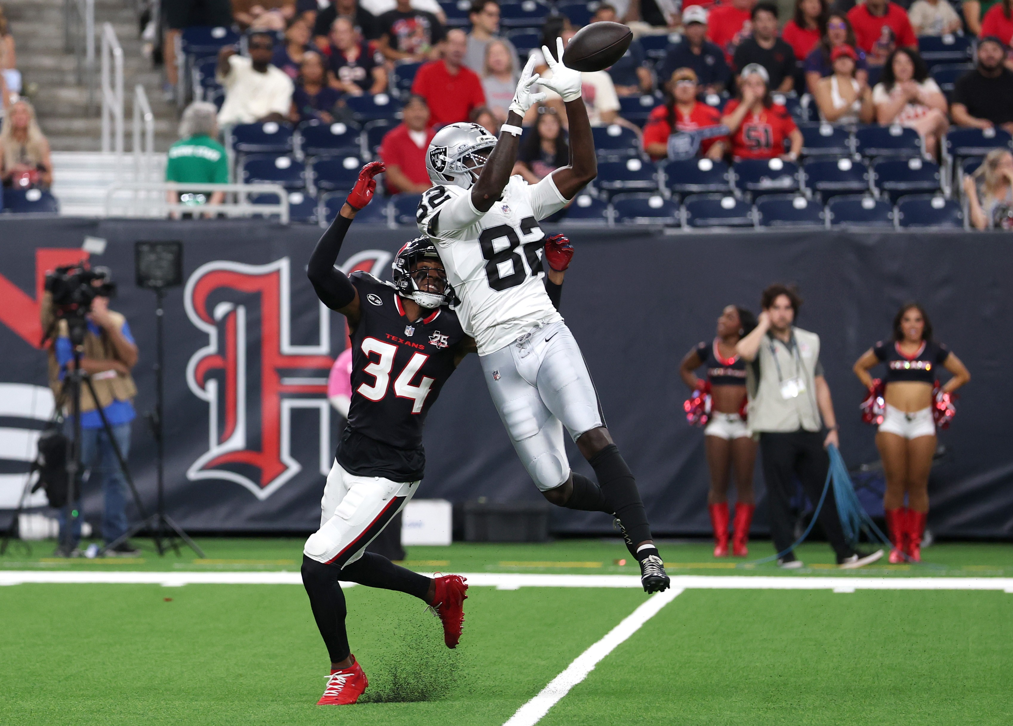NFL: Raiders viram placar de 20 a 3 e vencem Texans com TD no fim da pré-temporada