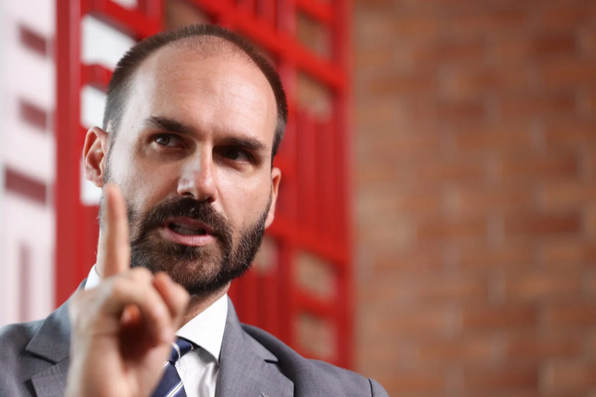 Eduardo Bolsonaro critica maturidade de Michelle após escândalo político