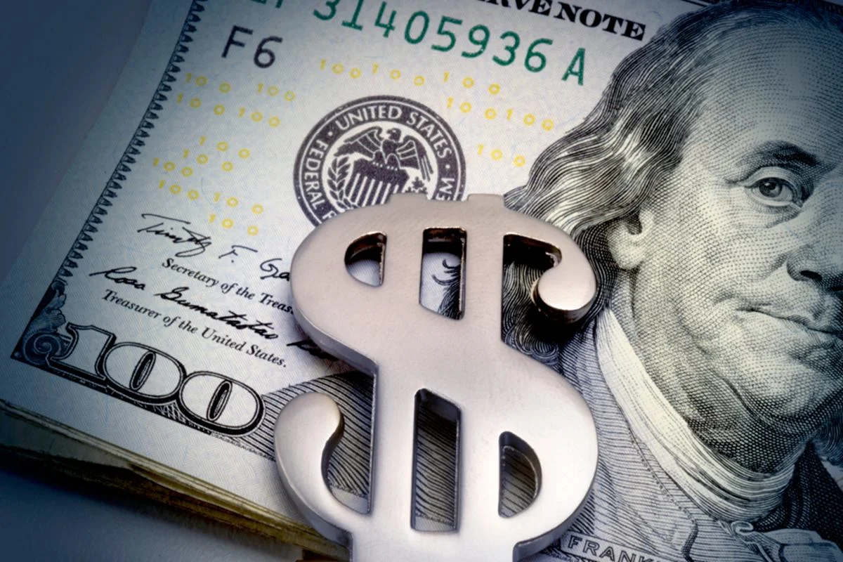 Dólar sobe, mas mercado vê alívio na guerra e aposta em corte da Selic