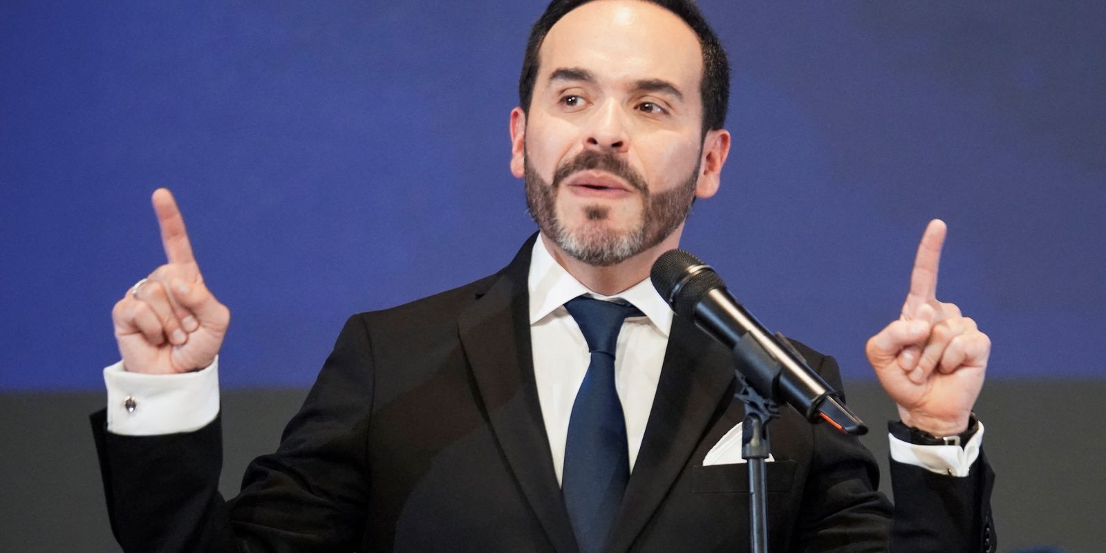 Governo Abelardo Espriella na Colômbia encerra jornalismo em mídias públicas e provoca críticas