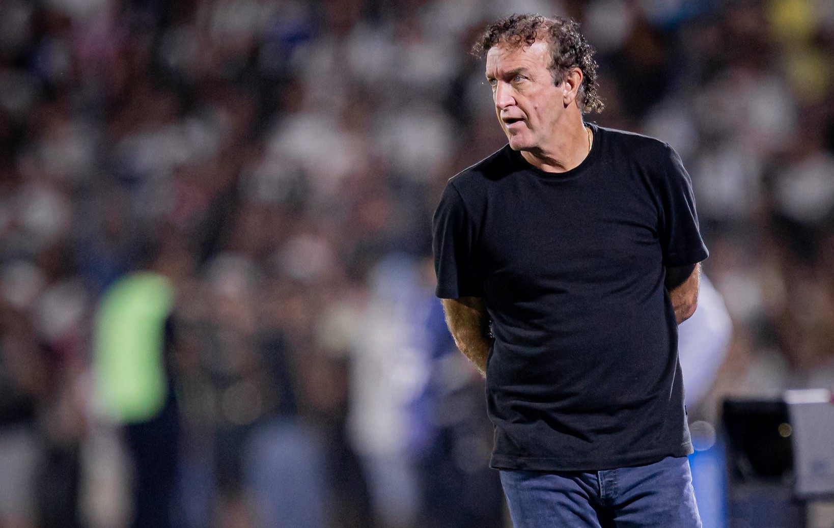Cuca comemora goleada e defende elenco em atrasos