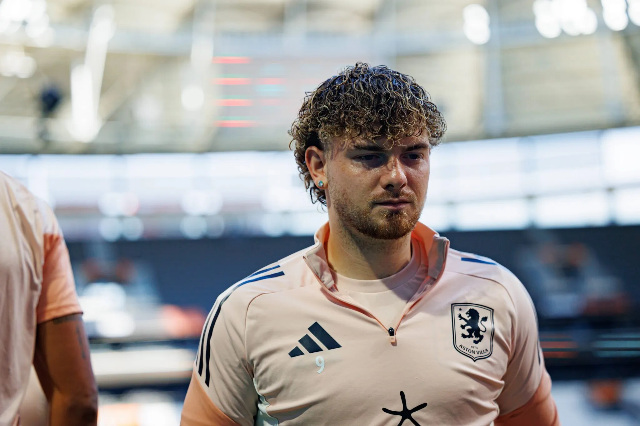 Elliott retorna ao Liverpool após difícil temporada nos Villans