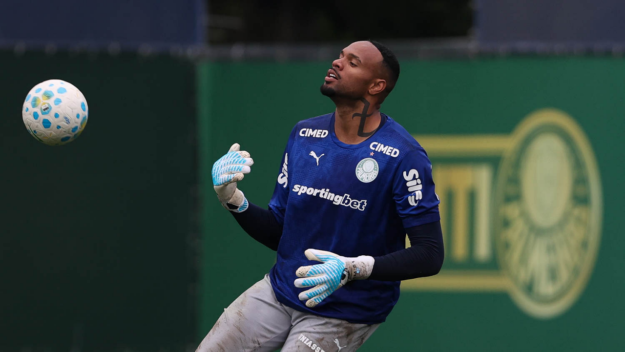 Carlos Miguel completa 1 ano de Palmeiras e foca em clássico contra o Santos
