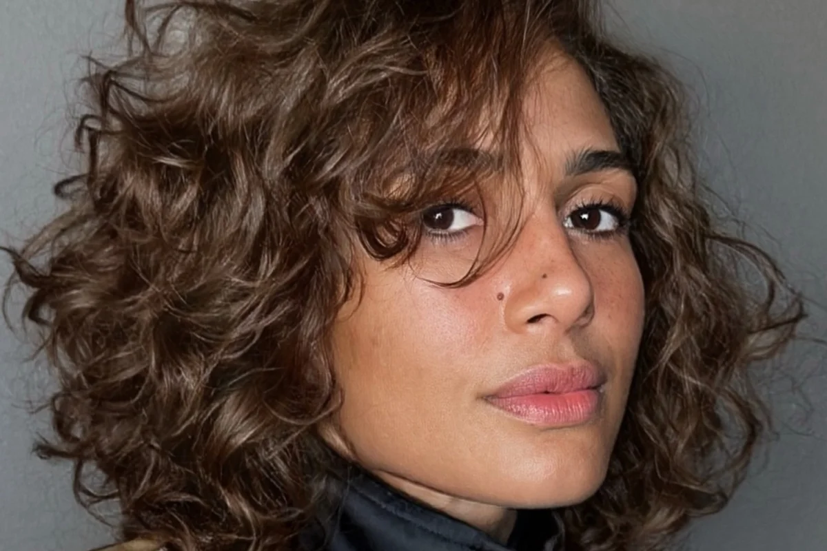 Camila Pitanga exibe novo corte em camadas e inspira cabelos cacheados