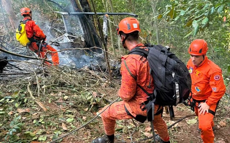 Helicóptero Robinson R44 cai na Vista Chinesa no Rio de Janeiro; quatro mortos