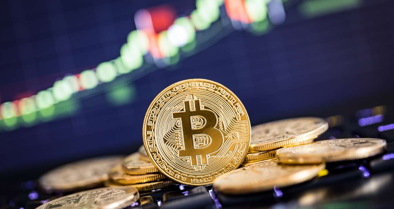 Bitcoin (BTC) beira os US$ 65 mil após payroll e impacto no Fed; veja principais criptos
