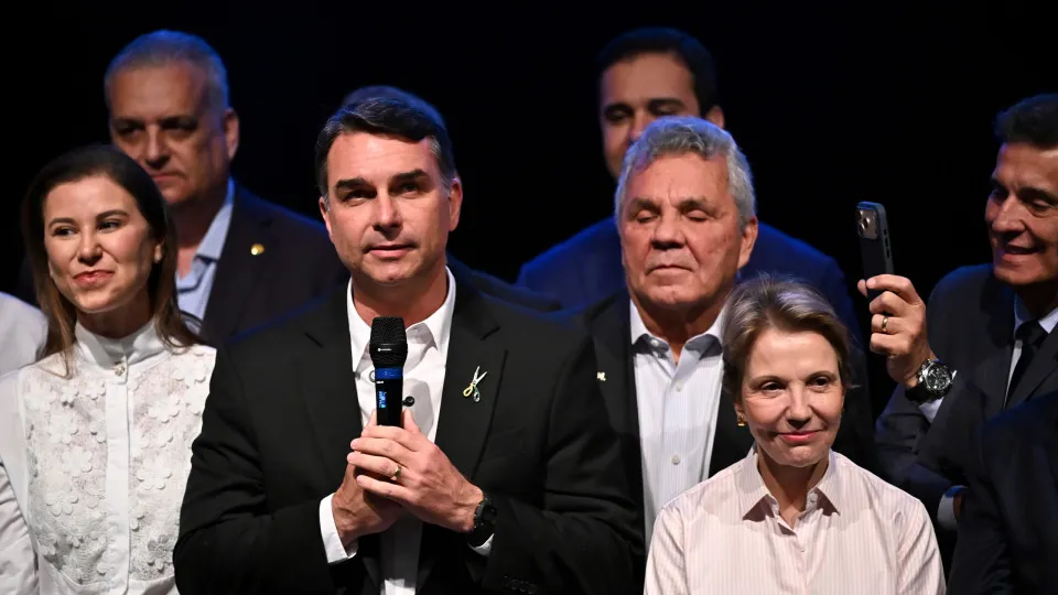 Flávio Bolsonaro propõe limites ao STF em plano de governo e rebate Lula sobre soberania