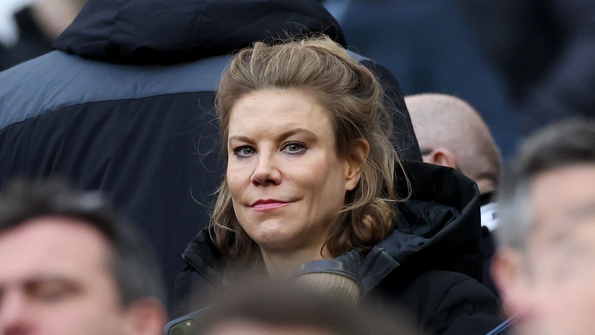 Ex-Newcastle Owner Staveley in Talks to Acquire West Ham Stake