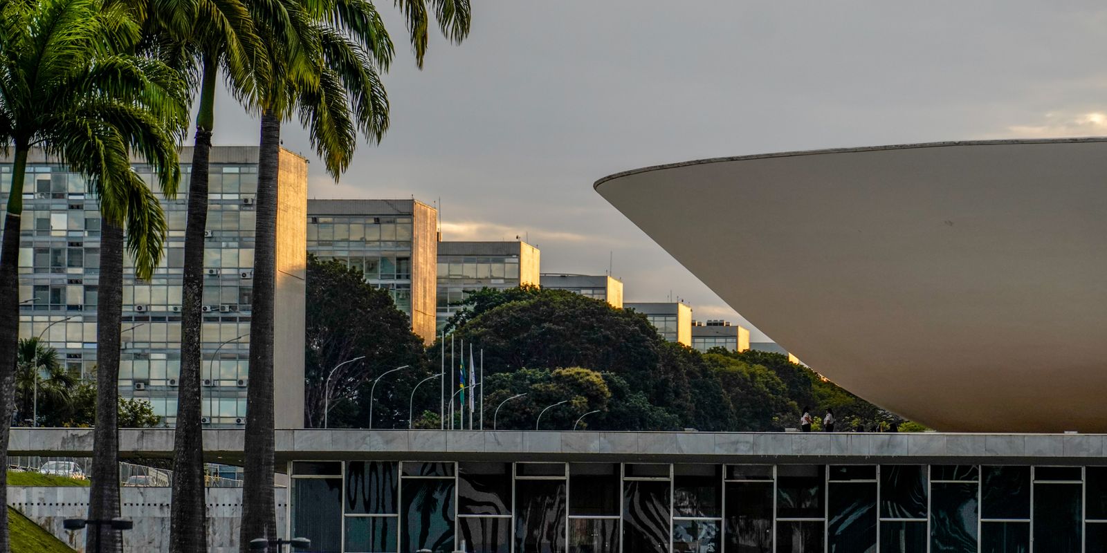 Dino veda novas emendas do Congresso e pede matriz de responsabilidades