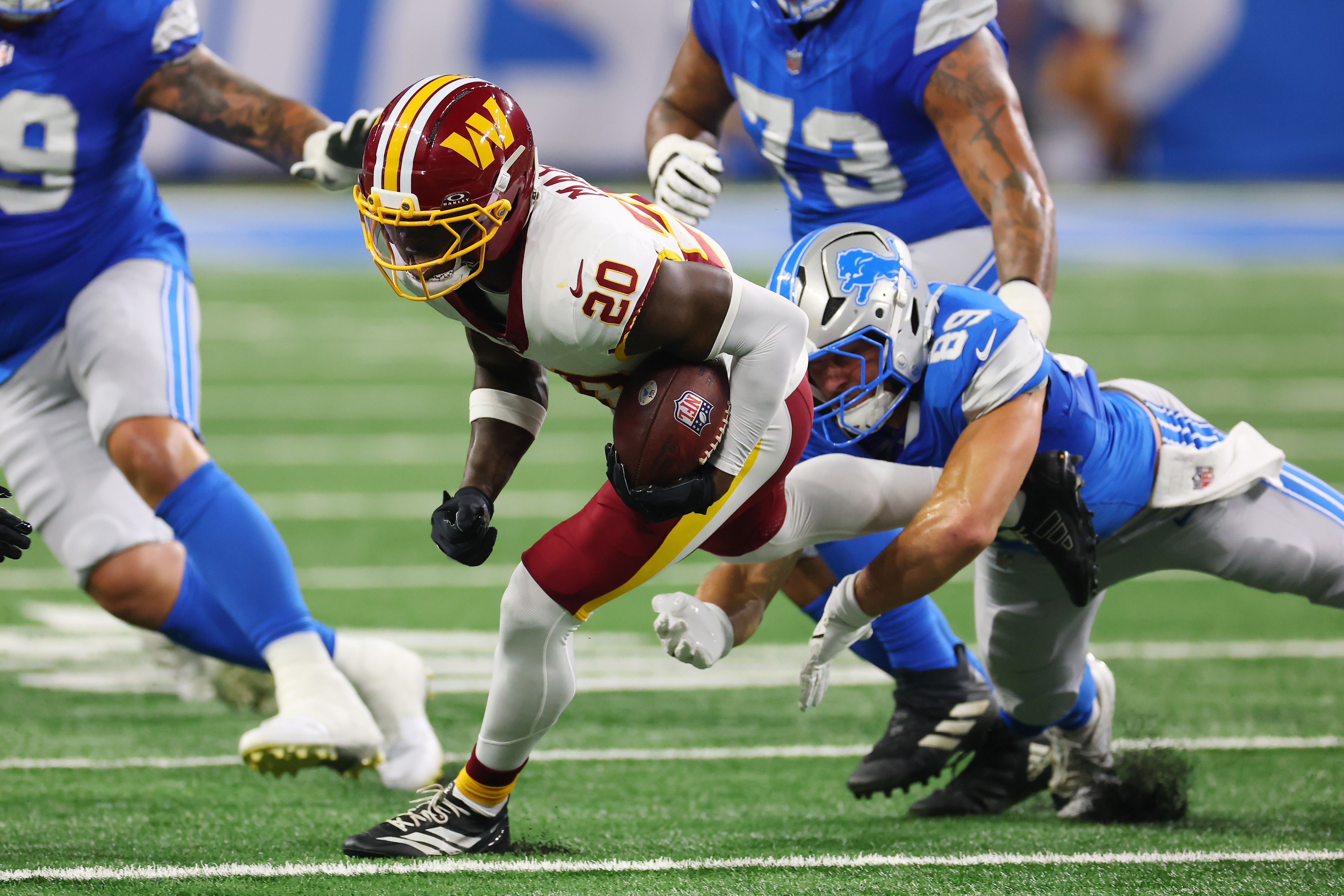 NFL: Jogador não-draftado dos Commanders surpreende com recepção crucial contra os Lions