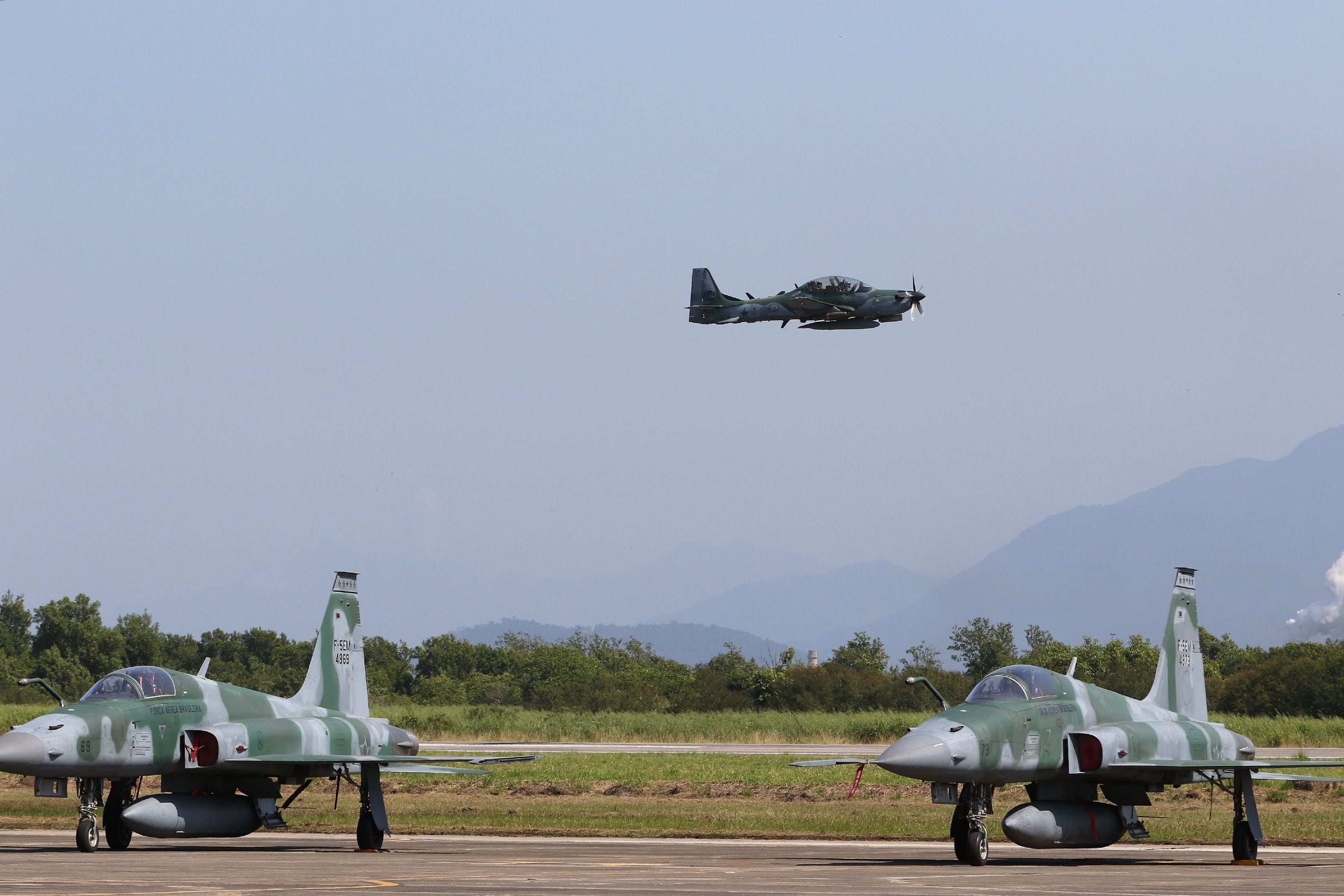 Embraer e Saab fecham acordo para montar 20 caças Gripen no Brasil