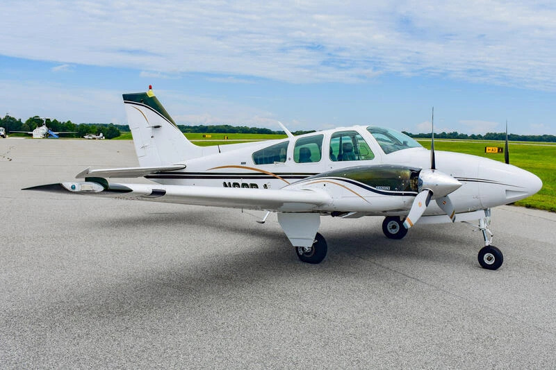 1975 Beechcraft Baron B55 É Destaque entre Aviões de Luxo à Venda