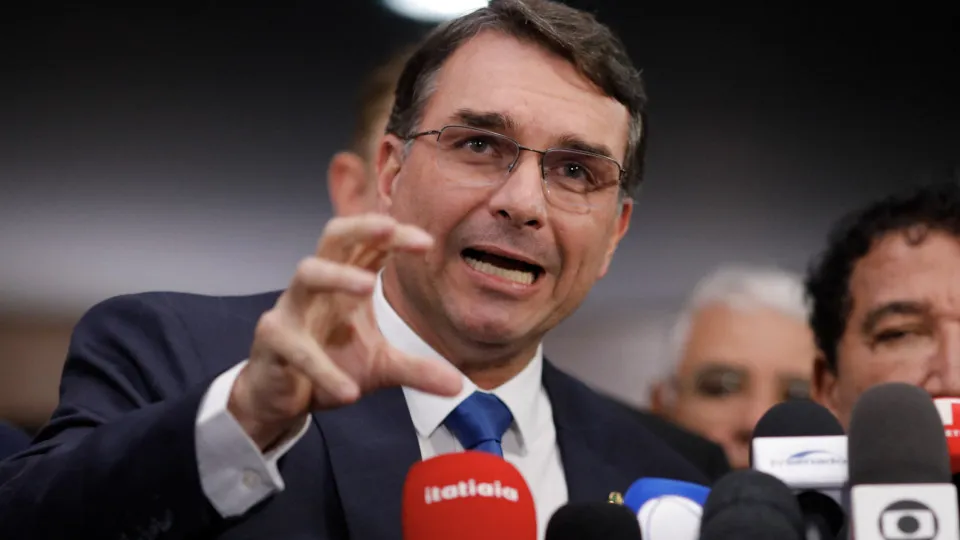 Flávio Bolsonaro se reúne com Republicanos e busca vaga de vice