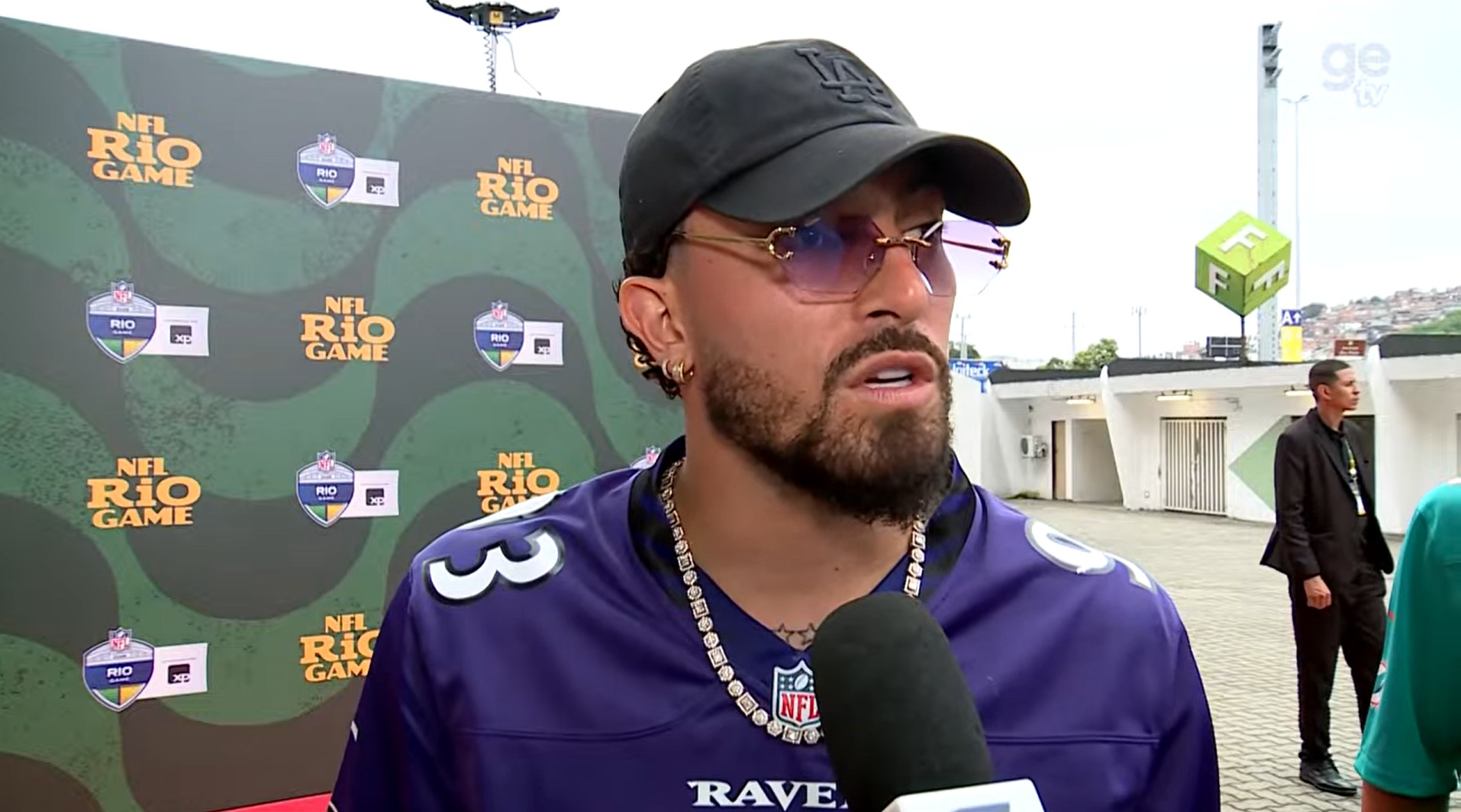 Alex Telles veste Ravens no NFL Rio Game após treino no CT do Botafogo: 'A gente dá sorte'