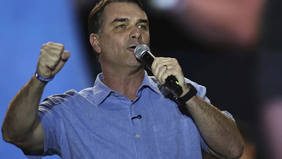 Flávio Bolsonaro acusa Lula de se apequenar em processo contra EUA
