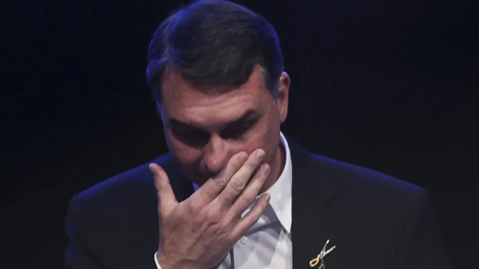Flávio Bolsonaro escreve carta a pai após proibição de visita no Dia dos Pais
