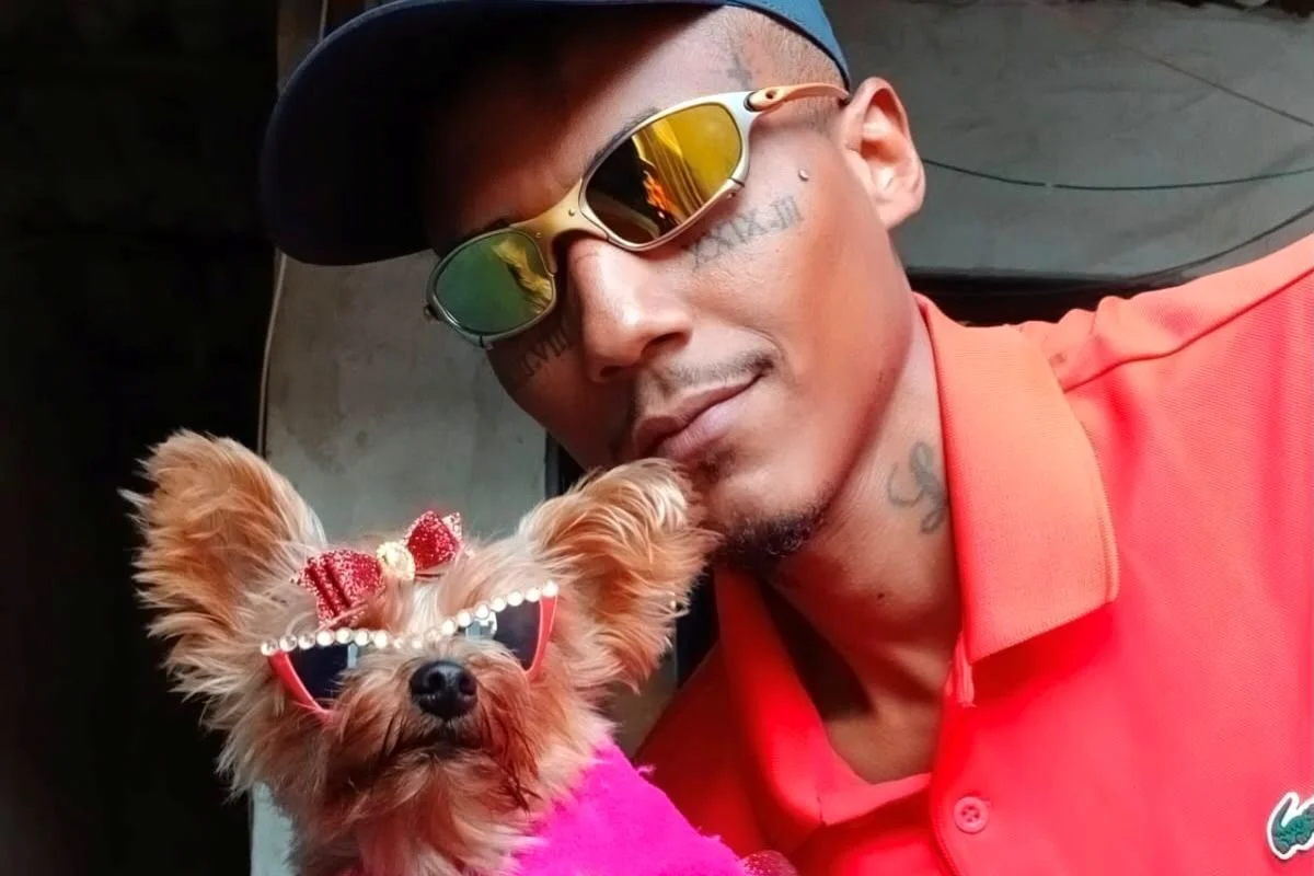 Entregador viraliza com cachorrinha após sair de reabilitação