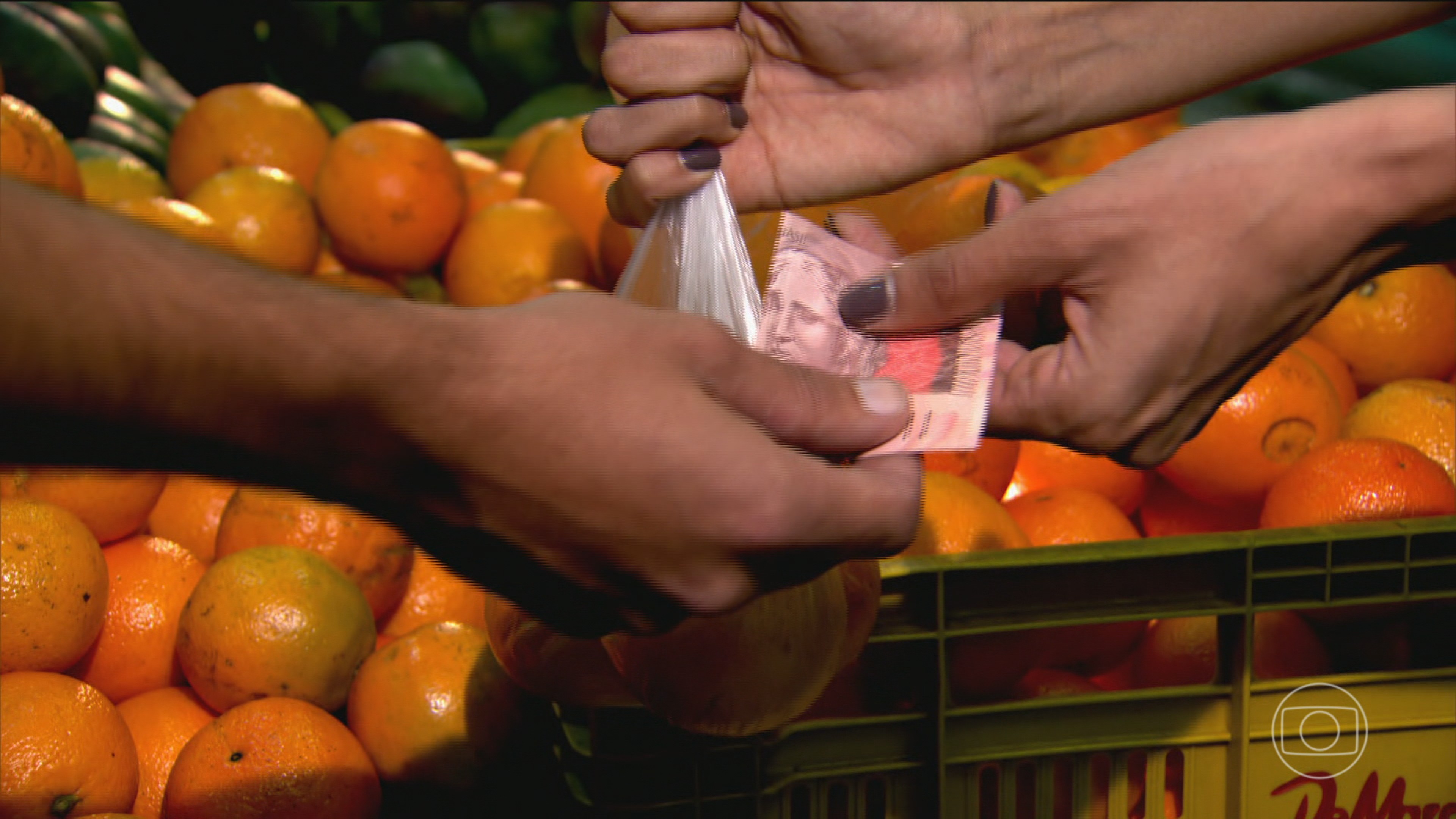 Fazenda reduz previsão de crescimento para 2% e alerta para peso das dívidas das famílias