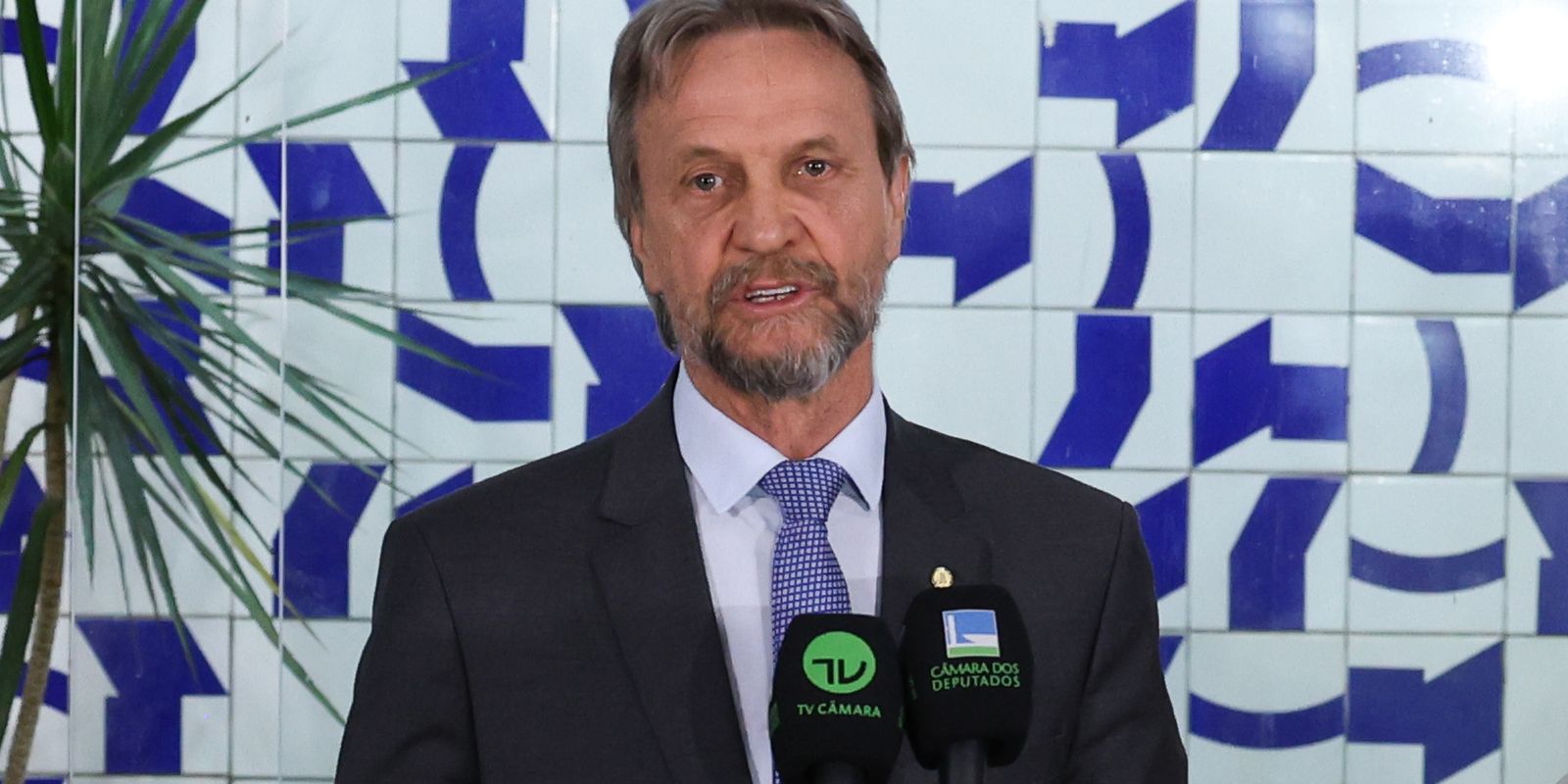 Líder do PT passa mal e sessão na Câmara é adiada