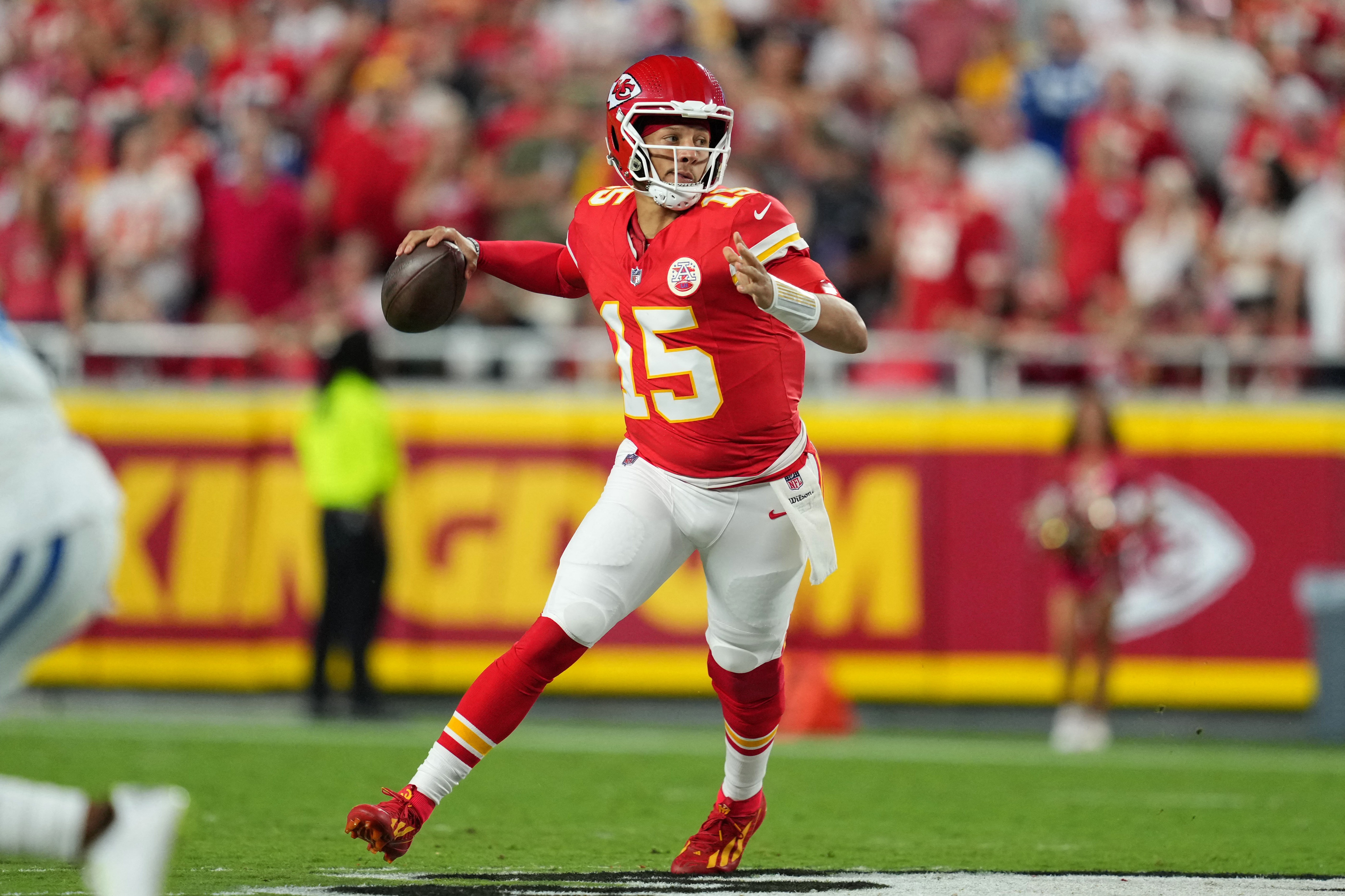 Mahomes brilha e Chiefs vencem Colts na prorrogação com chute decisivo de Butker na NFL