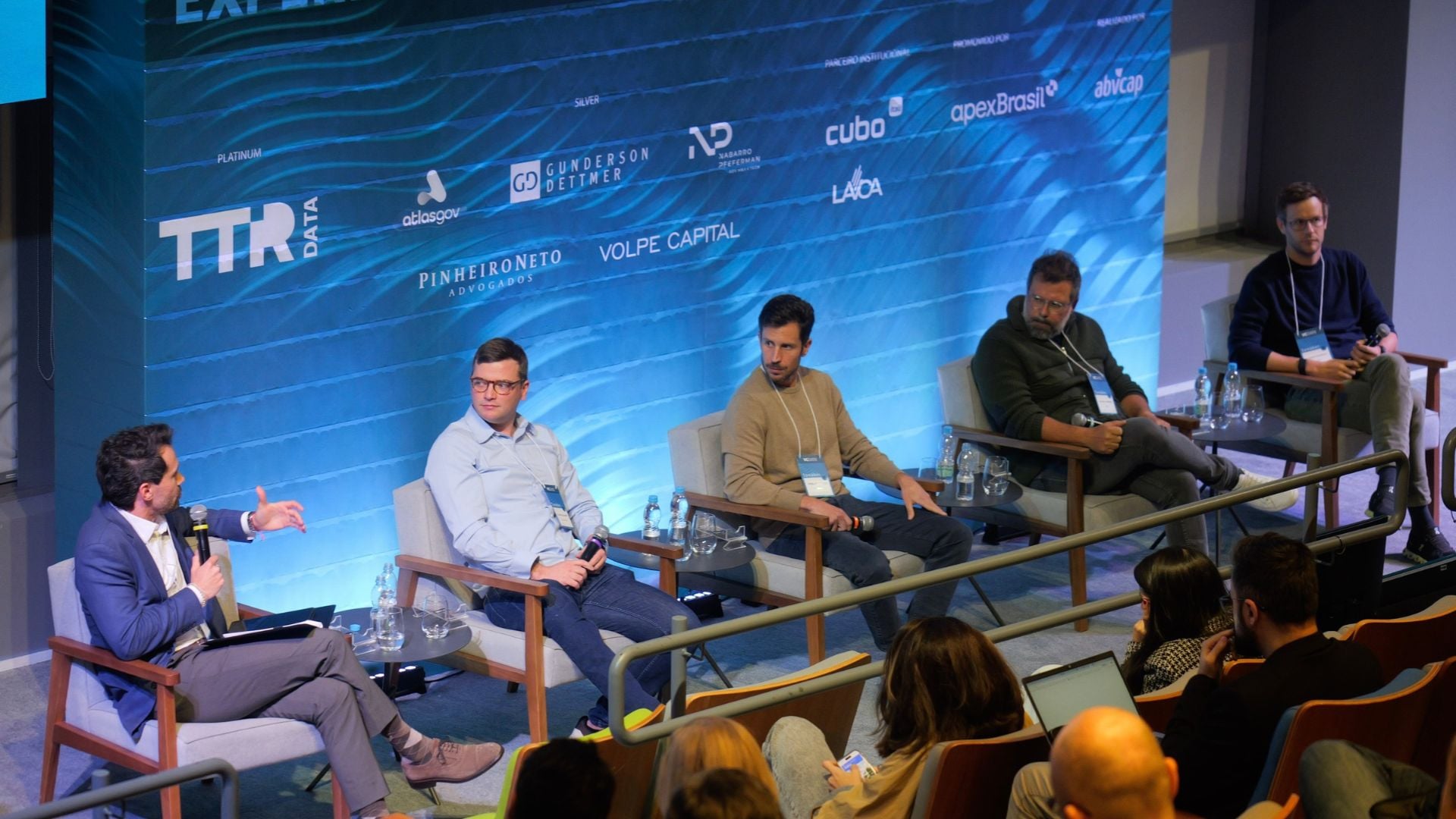 IA ameaça transformar startups em ‘features’ e muda foco de fundos de VC, diz Itaú Ventures