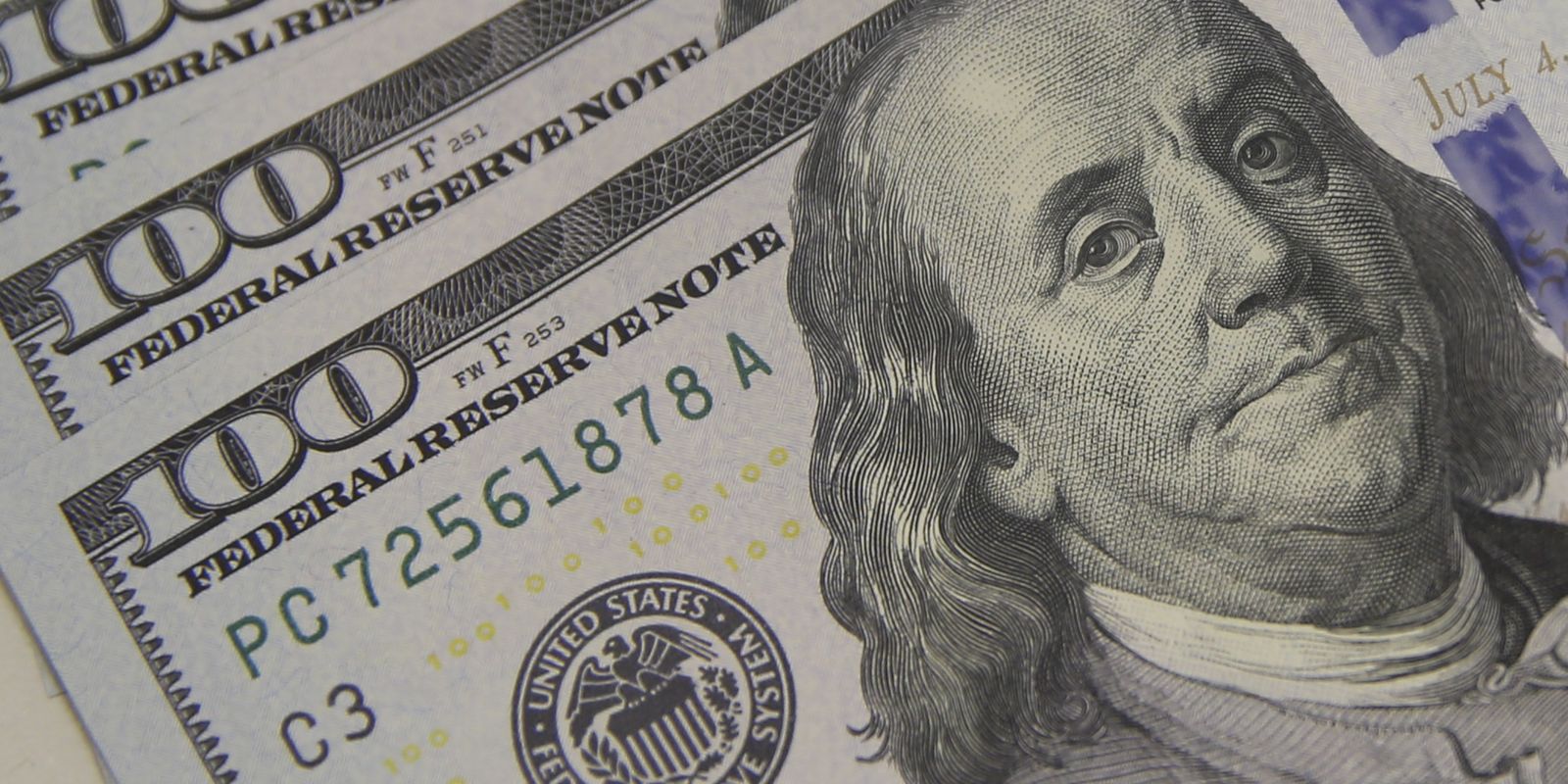 Dólar cai a menor nível em dois meses, impulsionado por cenário externo otimista