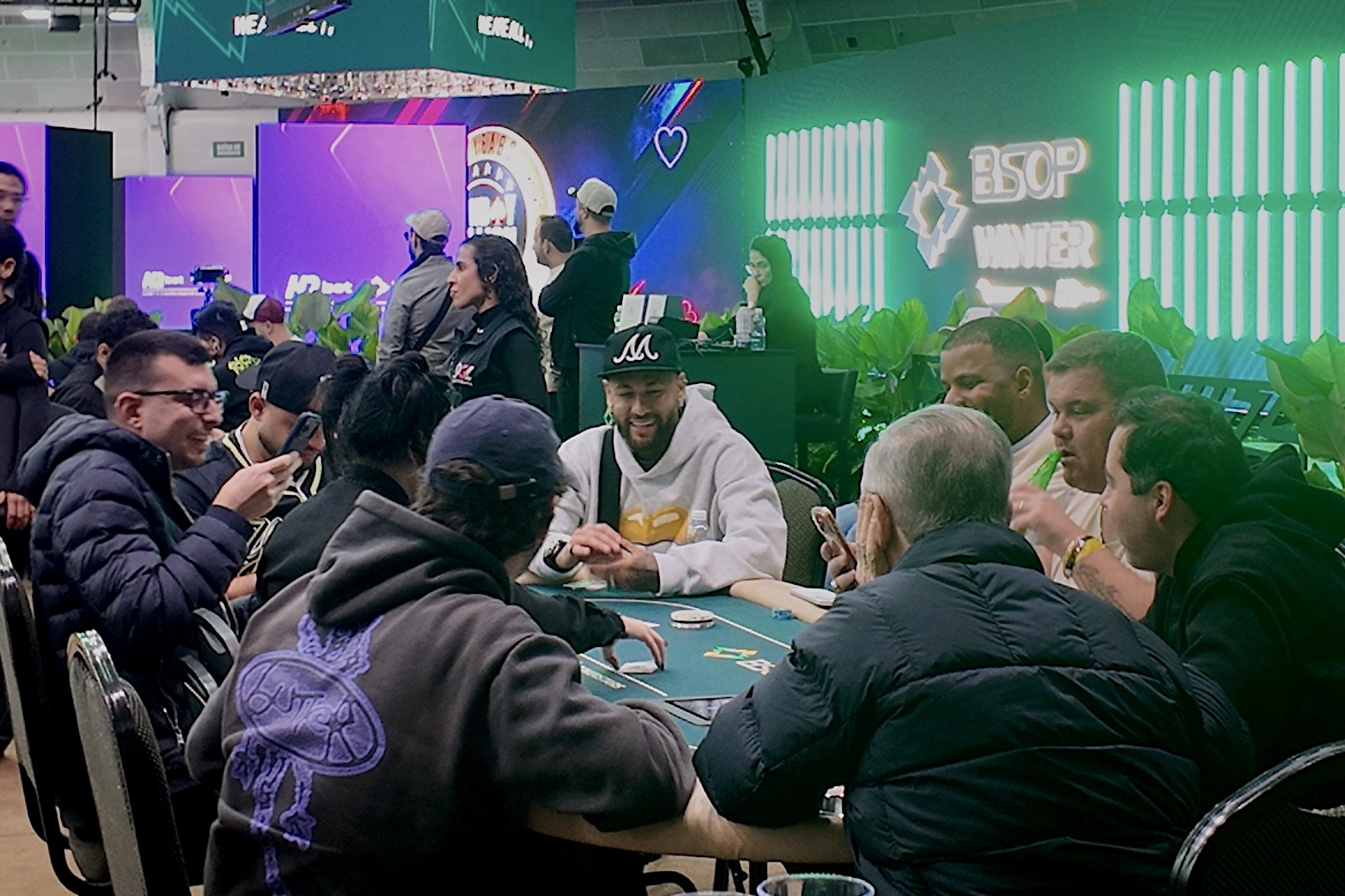 Neymar vence mão em torneio de poker e comemora com dancinha; veja vídeo