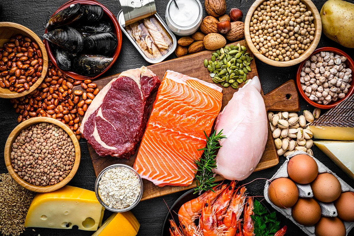 Comer menos proteína pode retardar envelhecimento, diz estudo amplo