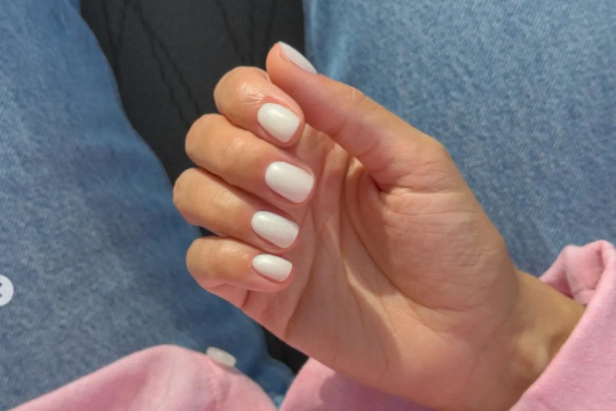 Unhas 'leite de coco' irão dominar nas unhas no verão 2026