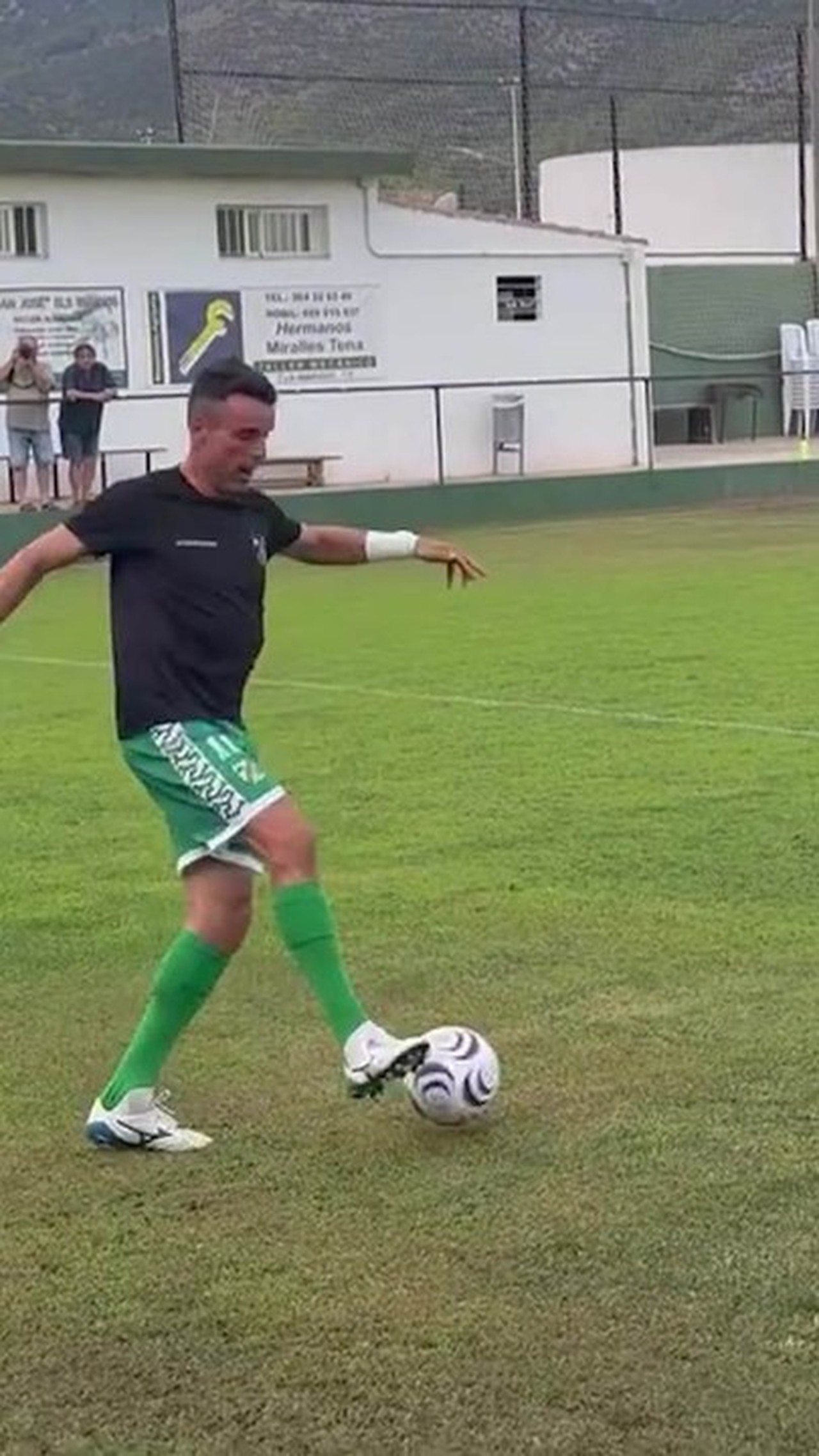 Ex-top 9 do tênis, Roberto Bautista Agut se aposenta e faz dois gols em estreia no futebol
