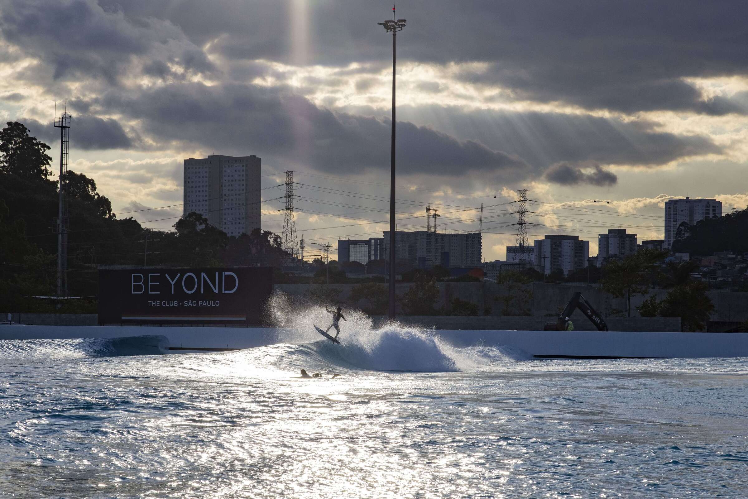 Piscina de ondas é novo hit no mercado do luxo em São Paulo